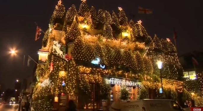 Во-первых, это красиво. Как из обычного паба в Лондоне сделали рождественскую сказку