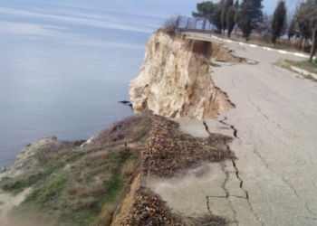 В Крыму на мысе Фиолент грандиозный оползень унес часть дороги