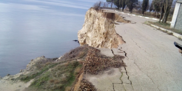 В Крыму на мысе Фиолент грандиозный оползень унес часть дороги