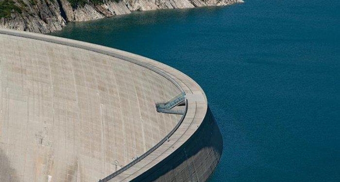 Жуть. Велосипедист- экстремал проехал по парапету самой высокой плотины в Австрии