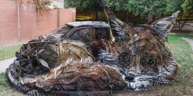 Португальский художник делает скульптуры животных из уличного мусора