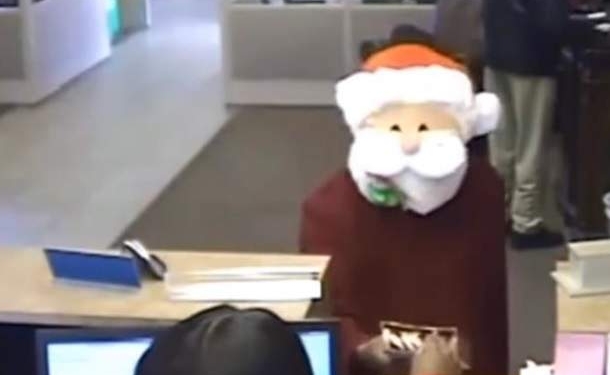 Уже не оригинально. В США преступник в маске Санта Клауса ограбил банк