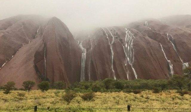 Чудо? Нет, природа: скала в пустыне превратилась в водопад