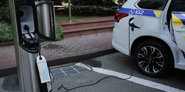 На 100 больше. Аваков утверждает, что Mitsubishi Motors снизила стоимость машин для Нацполиции на 14%