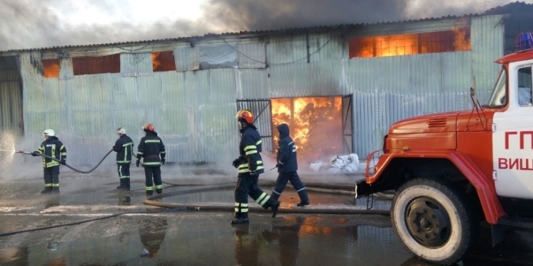 Под Киевом масштабный пожар – горят склады бытовой химии