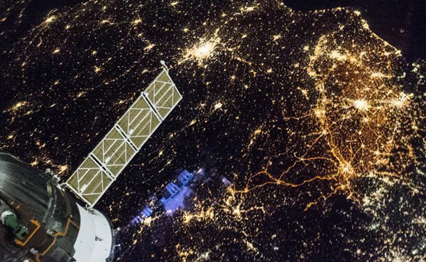 Море огней. Как выглядит рождественская Европа ночью. Снимок из космоса