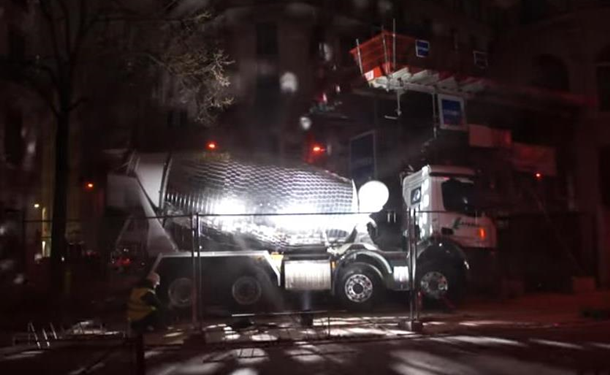 Идеи для праздника. Француз переделал бетономешалку в огромный диско-шар