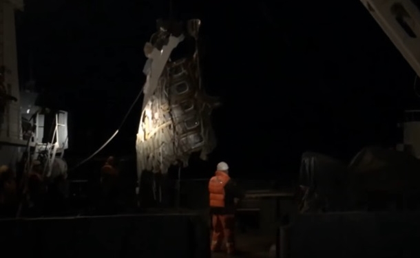 Со дна моря под Сочи подняли обломки самолета и черный ящик