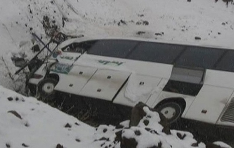 В Турции автобус на скорости упал в пропасть 1