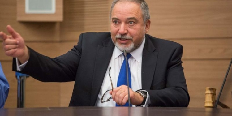 Министр обороны Израиля призвал евреев покинуть Францию