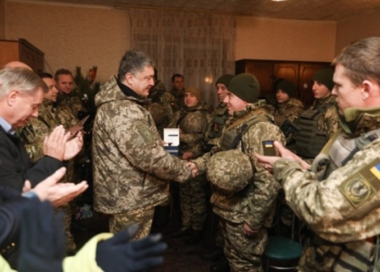 Порошенко вывез американских сенаторов Маккейна и Грэма в АТО