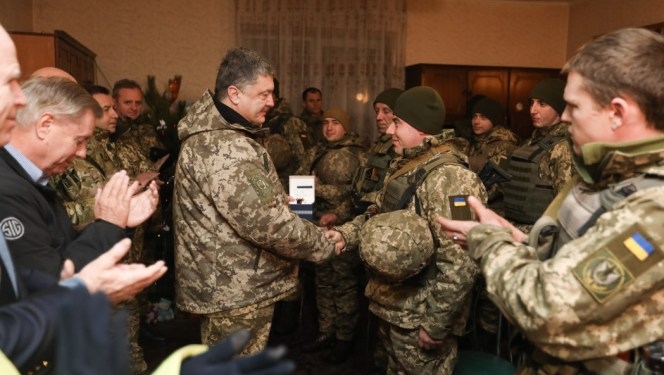 Порошенко вывез американских сенаторов Маккейна и Грэма в АТО