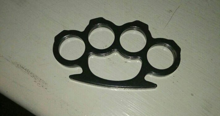 Гулял себе парнишечка с кастетом… Правда, неподалеку от места, где в Николаеве ограбили женщину