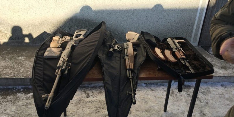 СВД, СКС и АК: губернатор Николаевщины передал свое задекларированное оружие на Донбасс