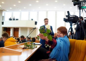 «Настоящий полковник»: губернатор Николаевщины поздравил главу облсовета и всех женщин в зале белыми розами