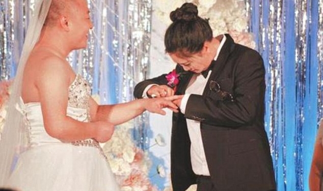 Ох, уж эти женщины… В Китае жениху пришлось надеть платье невесты, потому что будущая жена боялась показаться в нем толстой