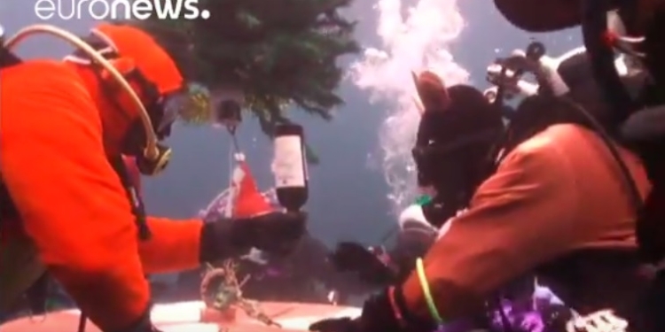 Необычный хоровод на глубине. Новогоднюю елку установили на дне Байкала