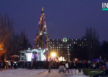 «И с прекрасным настроеньем Петуха встречает год»: в Николаеве зажгли Главную городскую елку