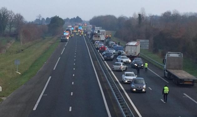 Во Франции из-за тумана столкнулись почти 50 машин. 6 погибших