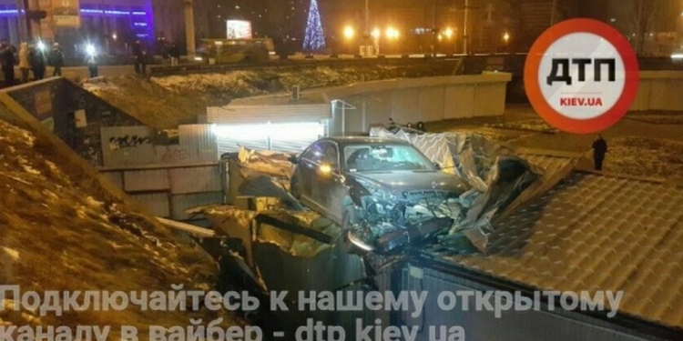 В Киеве “Мерседес” приземлился на крышу МАФа