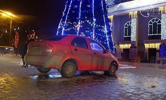 В Мариуполе пьяный полицейский чуть не снес городскую елку