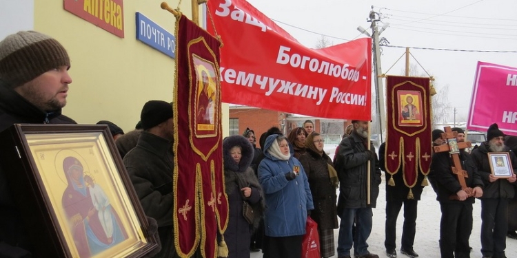 Не любо? В России жители поселка Боголюбово провели крестный ход против производства презервативов