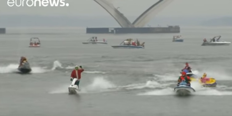 Когда нет оленей. В Вирджинии жителей городка с Рождеством поздравляет Санта-Клаус на лыжах. Водных