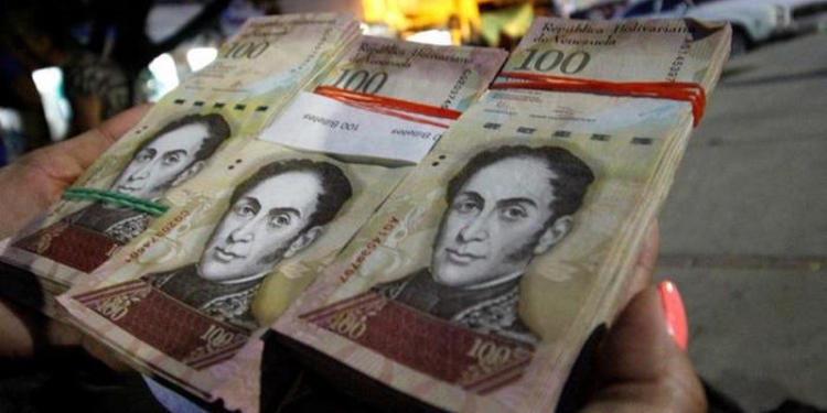 Правительство Венесуэлы решило вывести из обращения крупнейшую банкноту – в стране начались погромы