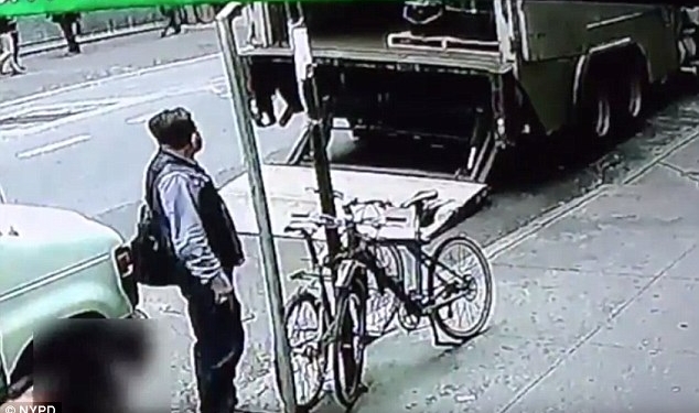 Дерзкая кража на людной улице. В США прохожий унес из инкассаторской машины ведро золота