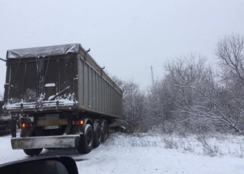 На Р-06 от Первомайска до Новой Одессы – гололед и слетевшие в кюветы фуры