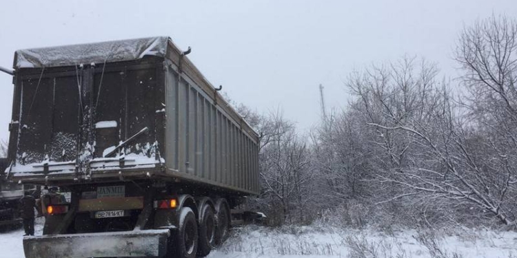 На Р-06 от Первомайска до Новой Одессы – гололед и слетевшие в кюветы фуры