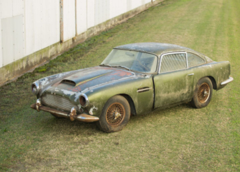 Ждал-ждал и дождался: с аукциона продадут редкий Астон Мартин, 45 лет простоявший в лесу