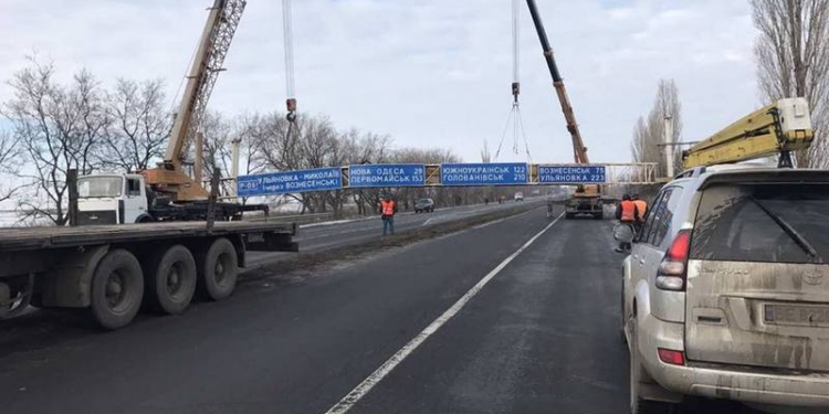 Поврежденную «негабаритом» конструкцию с дорожными знаками на выезде из Николаева демонтировали