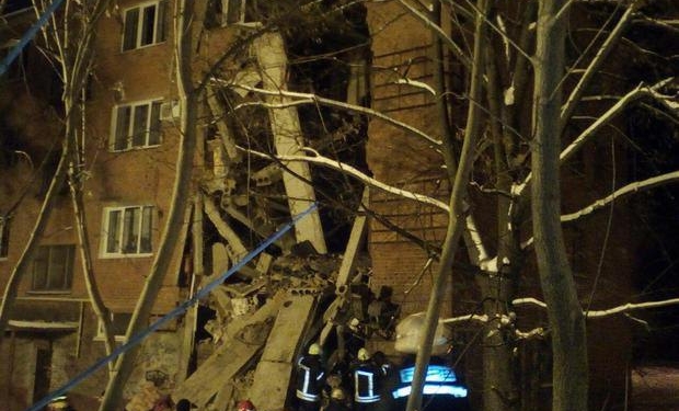 В Чернигове обрушилось общежитие, под завалами 2 человека