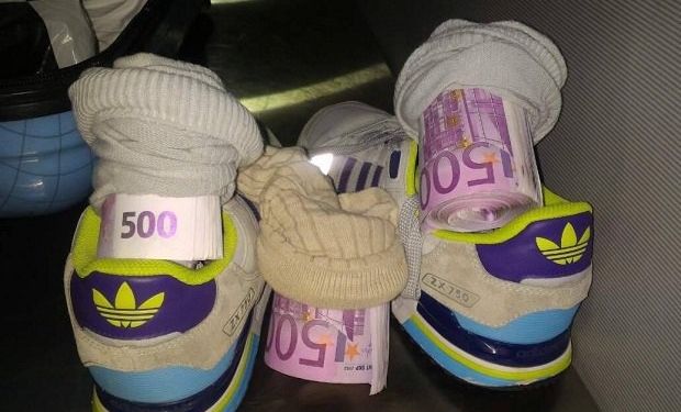 Украинец пытался в носках вывезти в Италию 182 тыс. евро