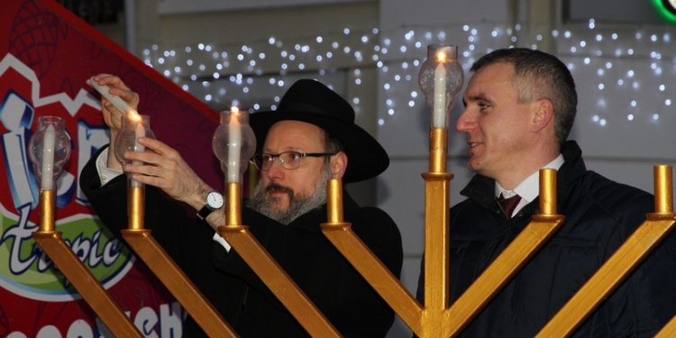 Веселой Хануки! В Николаеве мэр и главный раввин зажгли главную городскую ханукию
