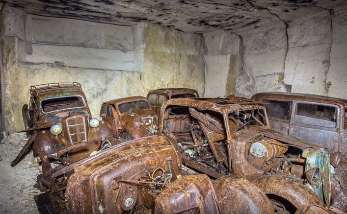 Кладбище раритетных авто нашли во Франции - их спрятали в шахте от нацистов 1