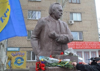 В Николаеве день рождения Вячеслава Чорновила отметили возложением цветов к его памятнику