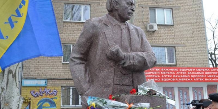 В Николаеве день рождения Вячеслава Чорновила отметили возложением цветов к его памятнику