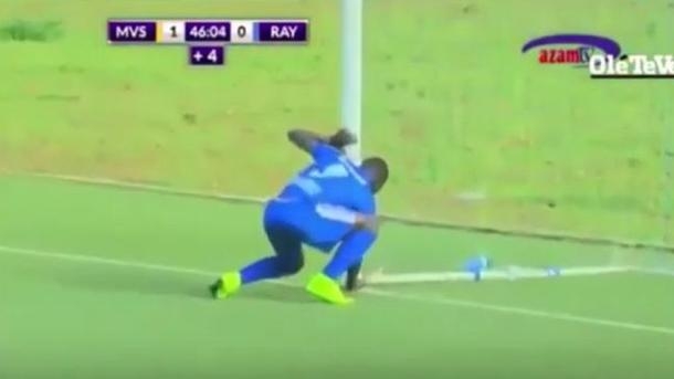 Колдовство или мастерство? В Руанде форвард заколдовал ворота, и Федерация футбола запретила магию