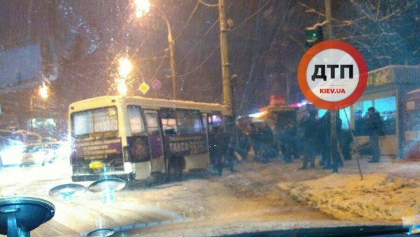 В Киеве маршрутка сбила пешеходов и въехала в столб, 6 человек пострадало 9