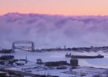 Гигантская стена пара над озером – в Америки зафиксировали странное природное явление