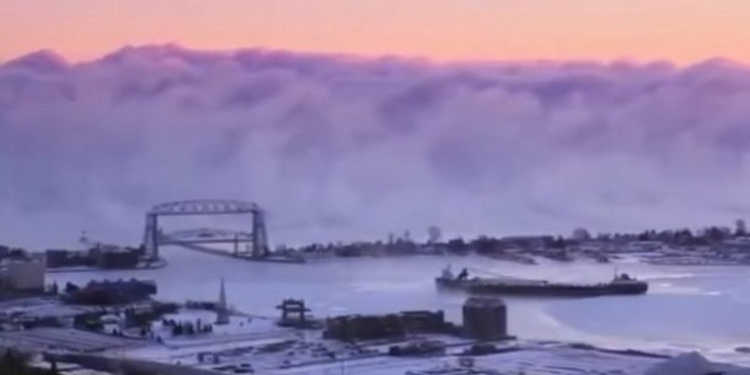 Гигантская стена пара над озером – в Америки зафиксировали странное природное явление