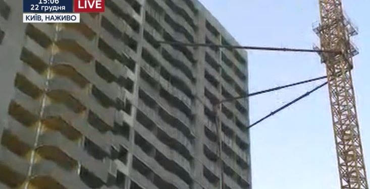 В Киеве с высотного крана во время демонтажа сорвалась монтажная площадка. Один погиб, двое раненых