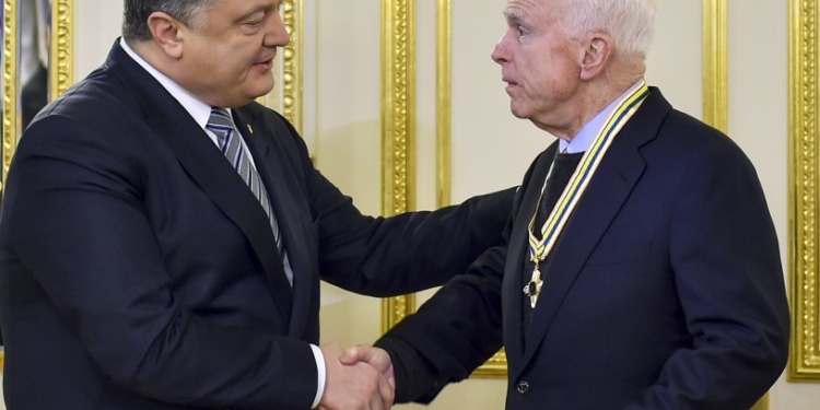 Порошенко вручил сенатору Маккейну орден Свободы, а сенатору Грэму – орден Ярослава Мудрого