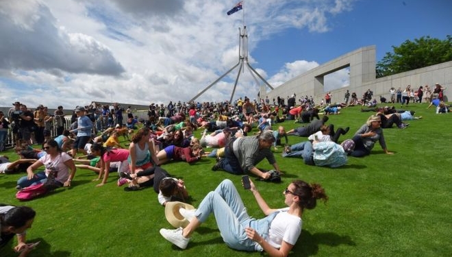 Лежачий протест. Австралийцы катались на спине по лужайке возле парламента