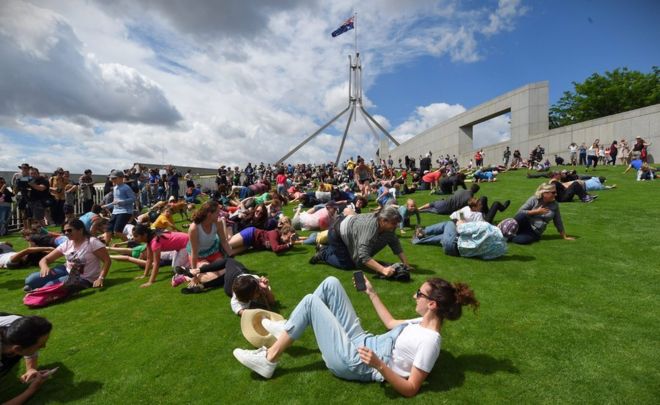 Лежачий протест. Австралийцы катались на спине по лужайке возле парламента 1