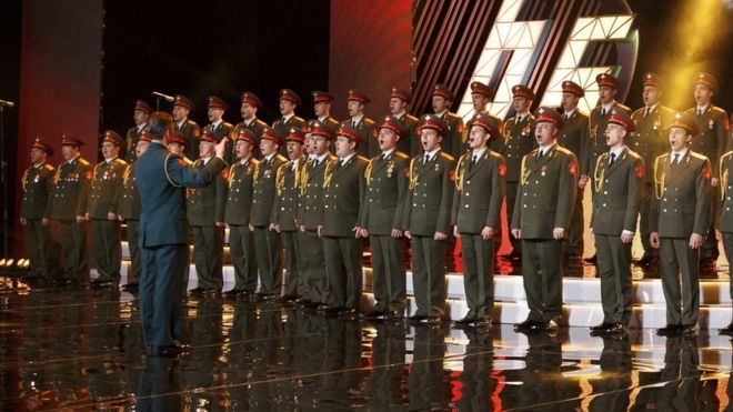 Украинцы скорбят в связи с гибелью исполнителей песни “Вежливые люди” и несут цветы к посольству РФ