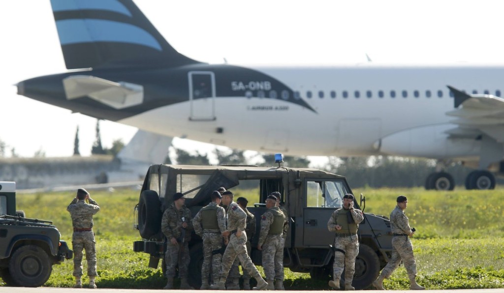 Захватившие самолет террористы требуют освободить Каддафи-младшего 1