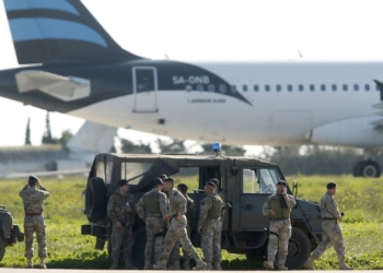 Захватившие самолет террористы требуют освободить Каддафи-младшего